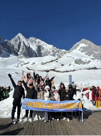 Les lauréats du prix "Étoile du service" de Snow Mountain Trip of DK
